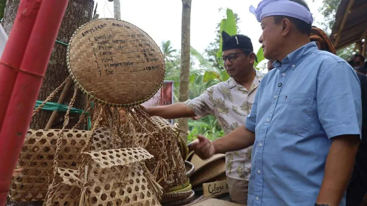 Pasar Renteng di Kadugede Kuningan Terapkan Koin Kayu, Angkat Kuliner dan Budaya Lokal