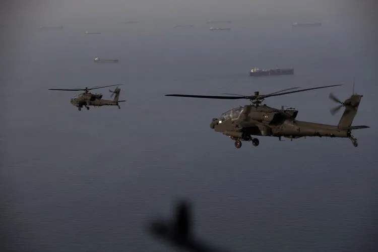 Helikopter Apache Berpatroli di Selat Hormuz di Tengah Ketegangan Iran dengan AS-Israel