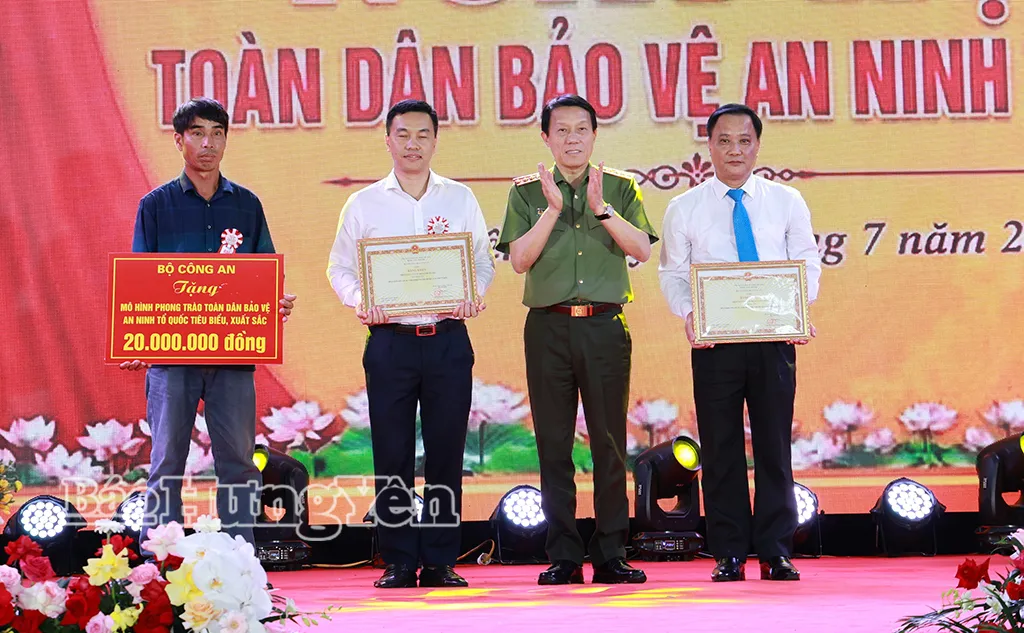Menteri Keamanan Publik Vietnam Hadiri Hari Nasional Perlindungan Keamanan di Komune Viet Tien, Hung Yen