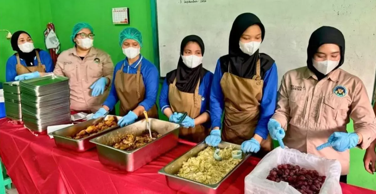 SPPG Polri Pegangsaan Dua Uji Coba Pembagian Menu MBG dengan Sistem Semi Prasmanan di MI Nur At-Taqwa