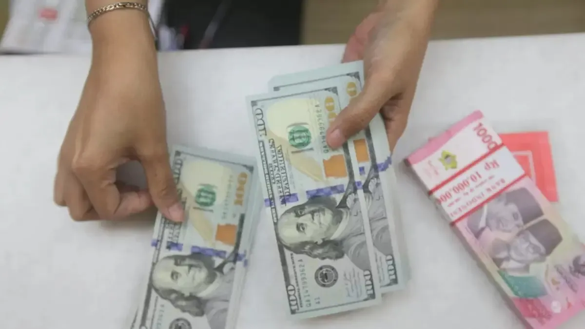 Rupiah Tertekan hingga Sentuh Rp 17.437 per Dolar AS di Tengah Memanasnya Konflik Global