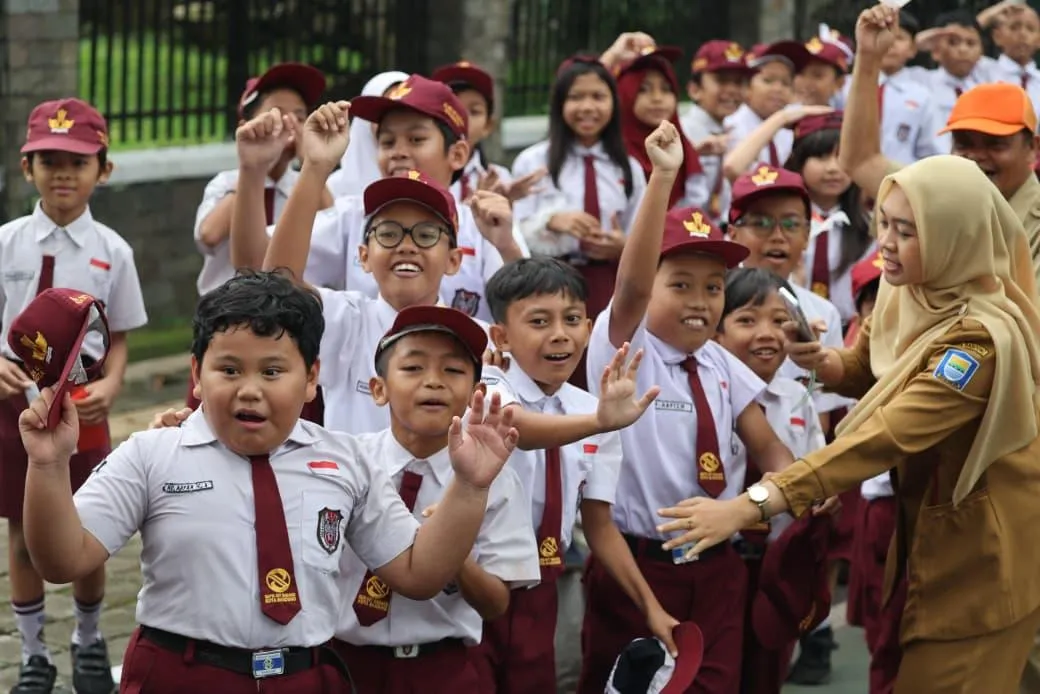 Hujan Tak Surutkan Antusiasme Warga Sambut Presiden Prabowo di Bandung
