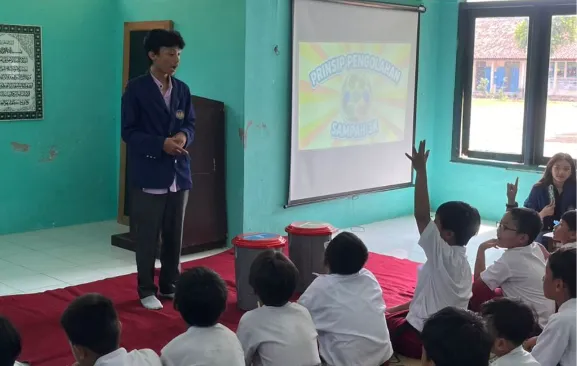 Mahasiswa Ilmu Komunikasi UNY Berdampak: Sosialisasi Pengolahan Sampah di SDN Minomartani 2