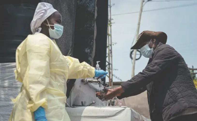 Penanganan wabah Ebola.