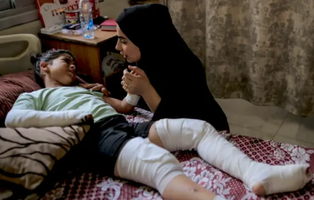 Hala Hassan Labad, bocah berusia 7 tahun yang selamat dengan luka-luka setelah serangan udara Israel terhadap sebuah gedung apartemen, terbaring di Rumah Sakit Al-Shifa di Kota Gaza, Gaza, Palestina, pada 6 Juni 2026.