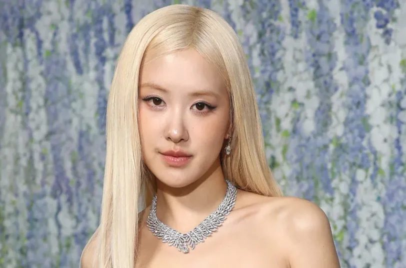Anggota BLACKPINK Rose, dengan rambut pirangnya yang lurus.