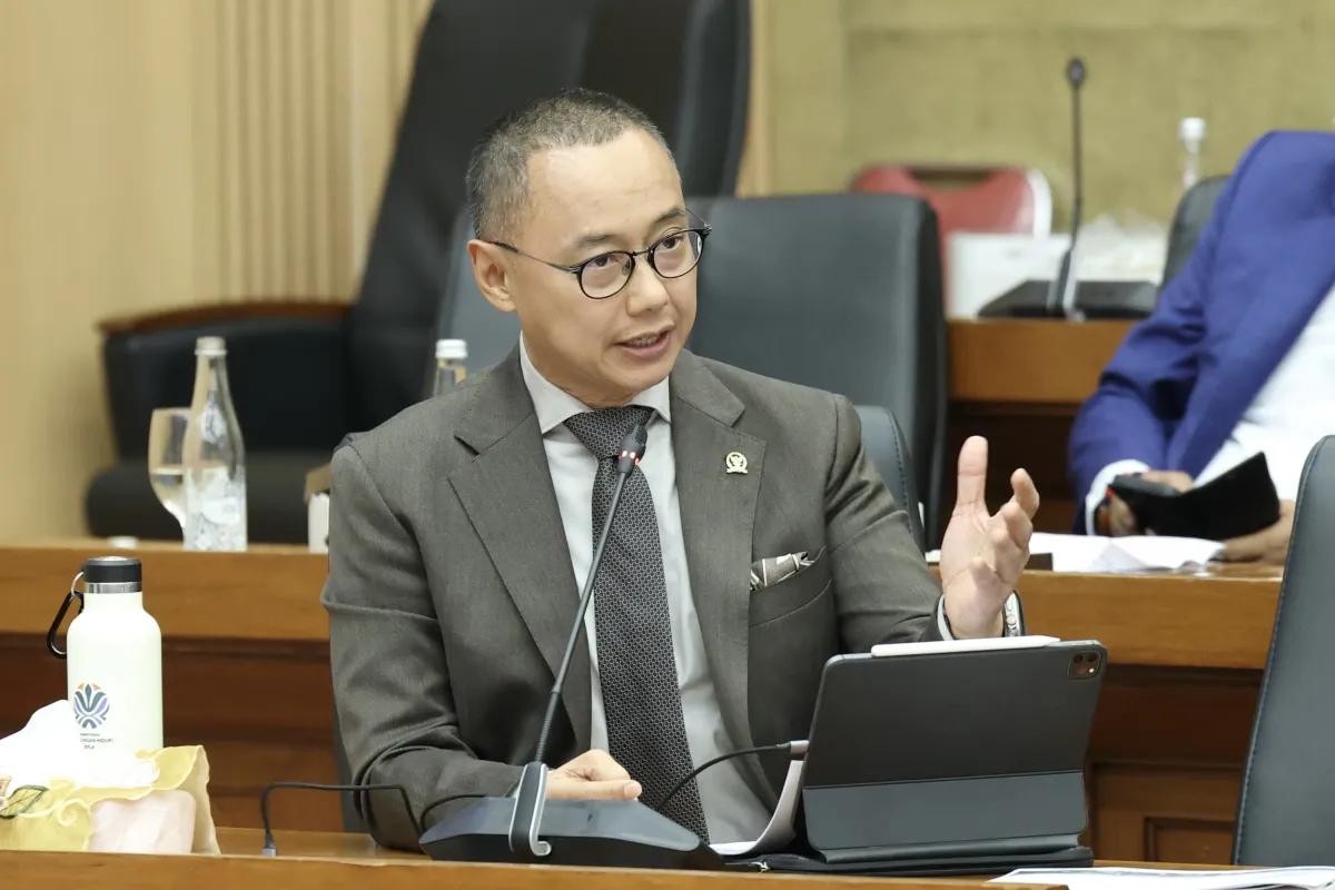 Anggota Komisi XII DPR RI Eddy Soeparno, dalam Rapat Kerja Dengan Menteri ESDM di Gedung DPR, Senin (15/6/2026). Foto: Jaka/Karisma.