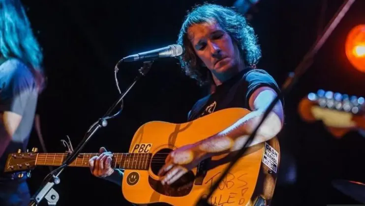 Penyanyi dan penulis lagu Paul Connolly mengatakan dia "marah dan kecewa" tentang meningkatnya penggunaan AI di industri musik.