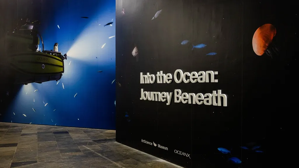 Pintu masuk pameran “Into the Ocean: Journey Beneath”.