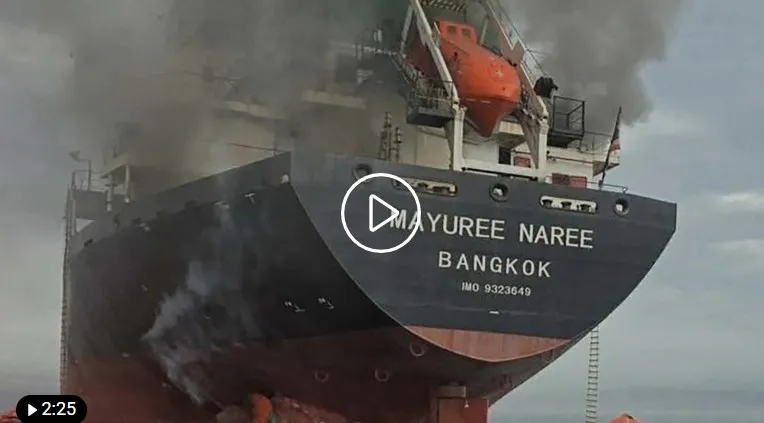 Ilustrasi kapal yang terkena serangan drone atau rudal Iran di Selat Hormuz.