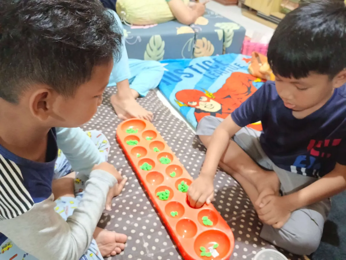 Congklak, salah satu permainan tradisional yang mulai surut (Foto: RRI).
