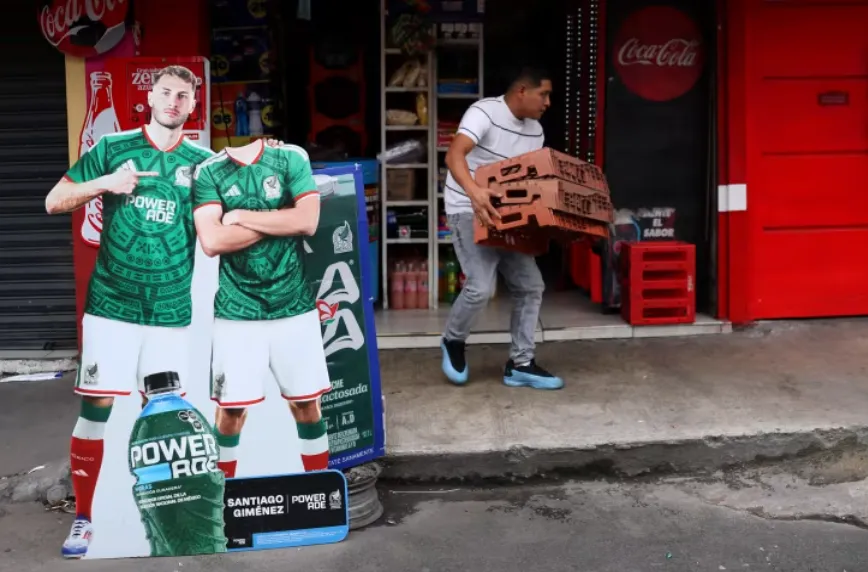 Replika karton di luar sebuah toko pada 10 Juni 2026, di Mexico City, Meksiko.