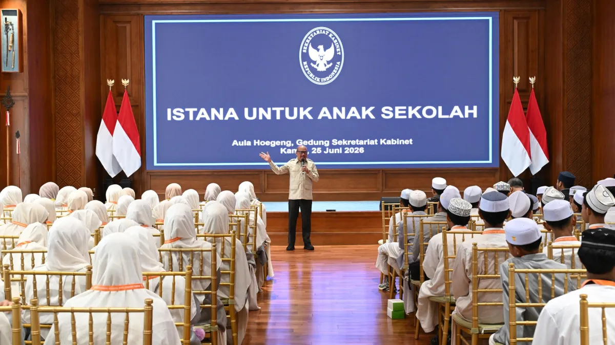 Kunjungan sejumlah santri dan pengajar Pondok Pesantren Qurrotu Nafsin dalam program “Istana untuk Anak Sekolah”, Kamis kemarin.