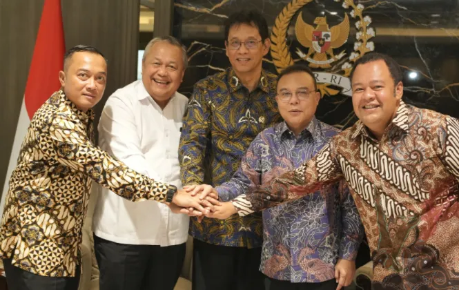 Wakil Ketua DPR RI Sufmi Dasco Ahmad memimpin pertemuan yang dihadiri oleh Perwakilan Pemerintah, Gubernur BI, dan Wakil Ketua Komisi XI DPR RI, di Gedung Nusantara III, DPR RI, Senayan, Jakarta, Sabtu (6/6/2026) foto: yoga/hen