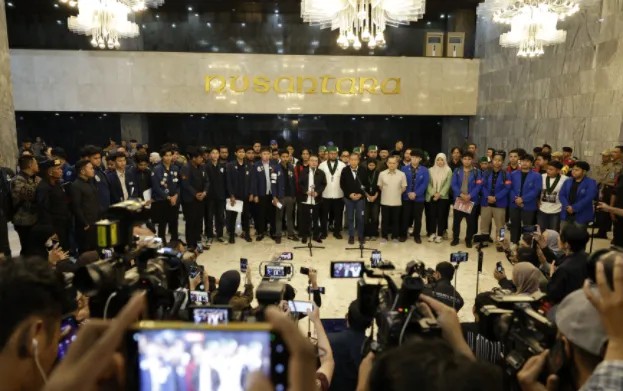 Wakil Ketua DPR (Korpolkam) Sufmi Dasco Ahmad didampingi Wakil Ketua DPR Saan mustopa serta beberapa anggota DPR, saat menerima perwakilan mahasiswa.