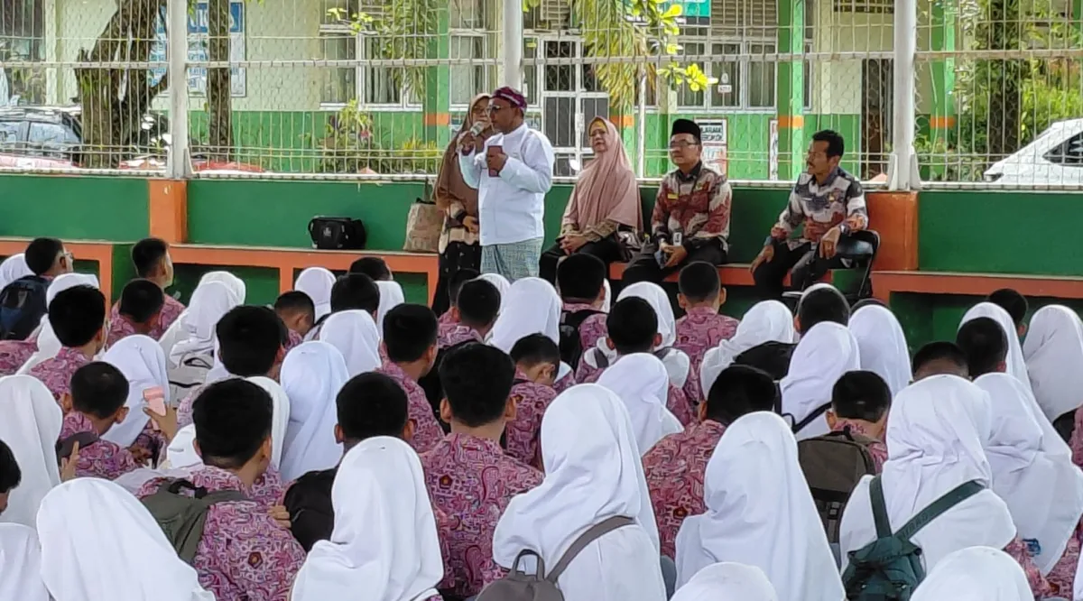 Para siswa yang memadati lapangan olahraga MAN 2 Padang tampak antusias menyimak paparan Chit Ko Ko Oo.