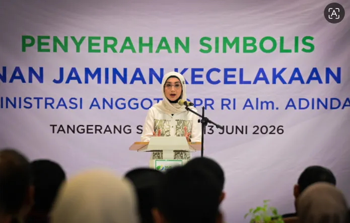 Wakil Ketua Badan Urusan Rumah Tangga (BURT) DPR RI, Desy Ratnasari saat penyerahan simbolis santunan Jaminan Kecelakaan Kerja (JKK) dari BPJS Ketenagakerjaan di Kantor BPJS Ketenagakerjaan.