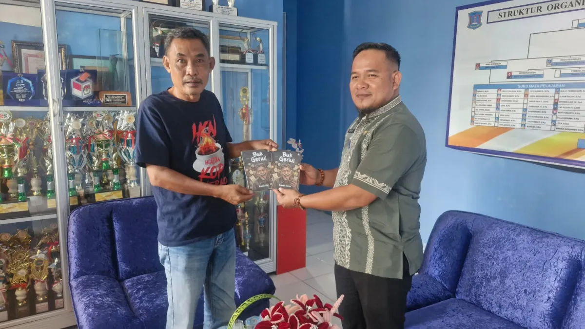 Dukung Literasi dan Sastra Lokal, Anggota DPRD Pahlivi Syahrun Sumbang Buku ke Sekolah