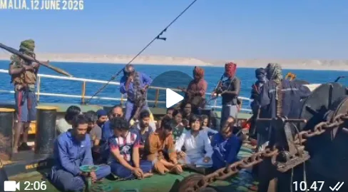 Pembajak Somalia sedang menyandera awak kapal (Foto capture dari video).