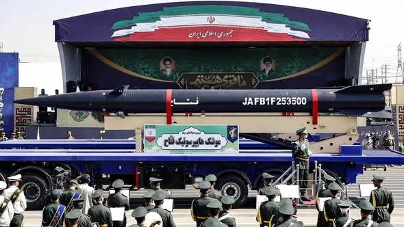 Rudal Iran dalam parade militer.