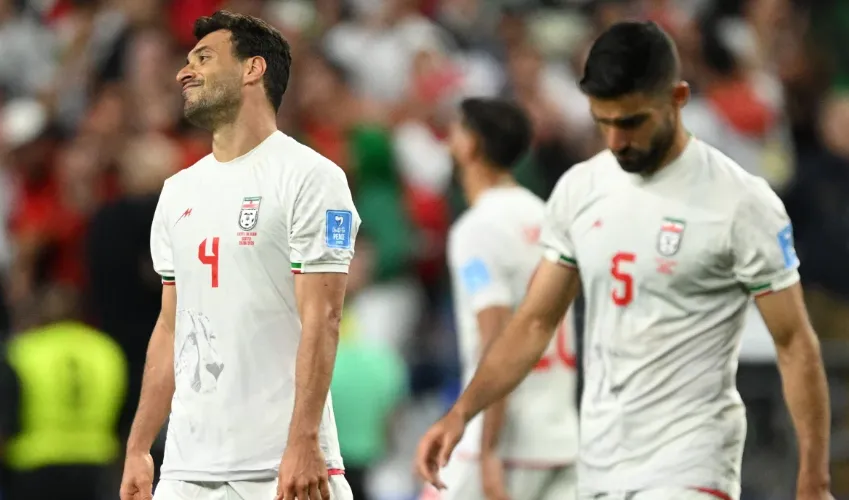 Shoja Khalilzadeh dari Iran tampak kecewa setelah golnya dianulir setelah tinjauan VAR selama pertandingan Piala Dunia 2026 antara Iran dan Mesir di Seattle.