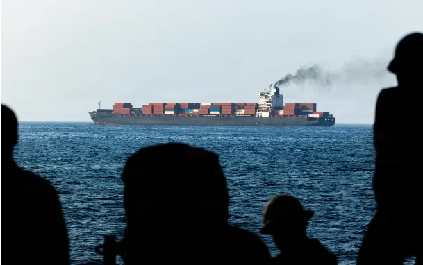 Blokade AS terhadap kapal-kapal dari pelabuhan Iran di Selat Hormuz.