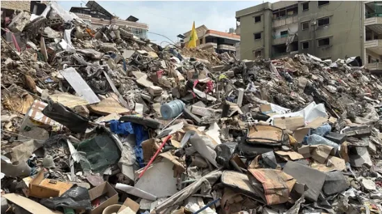 Kehancuran di Beirut akibat serangan Zionis Israel.