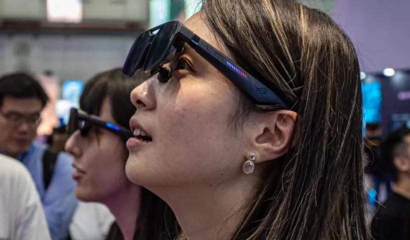 Seorang pengunjung mencoba kacamata pintar augmented reality (AR) di stan pameran teknologi selama COMPUTEX, 2 Juni 2026 di Taipei, Taiwan.