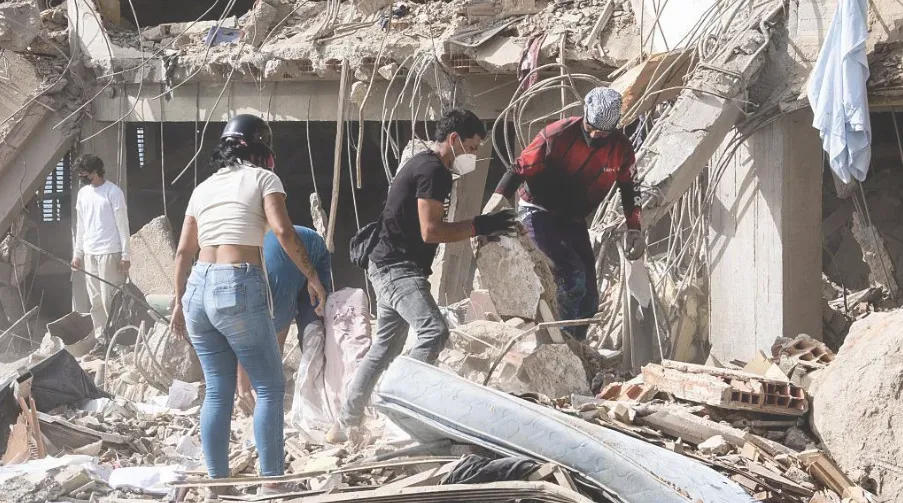 Pencarian korban di balik reruntuhan pasca-gempa di Venezuela.