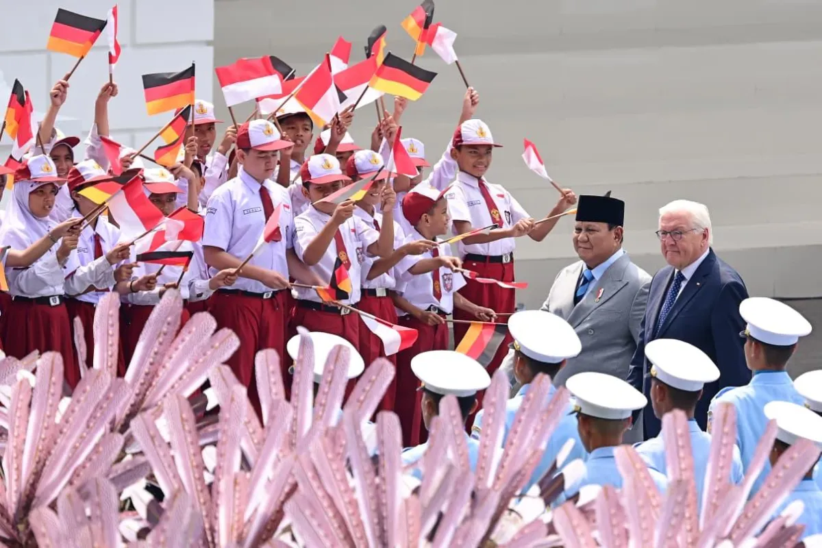 Ratusan pelajar menyambut Presiden Republik Federal Jerman Frank-Walter Steinmeier dalam kunjungan ke Indonesia, Senin, 15 Juni 2026.