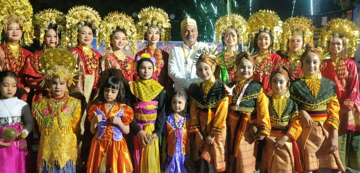 Prof Dr Prithviraj Taur with Local Artists from Padang.