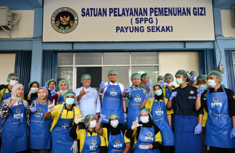 Anggota DPR RI Andre Rosiade usai meninjau salah satu dapur MBG di Pekanbaru bersama Wali Kota Agung Nugroho, Pekanbaru, Jumat (19/6/2026). Foto: Hira/Mahendra