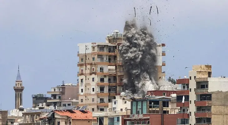 Serangan udara Zionis Israel terhadap kota di Lebanon.