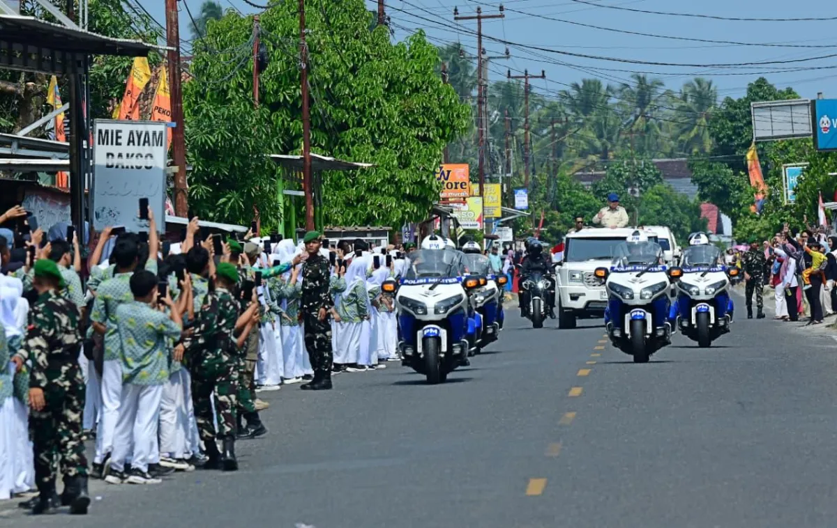 Masyarakat memadati sejumlah titik yang dilalui Presiden Prabowo Subianto dalam kunjungan kerjanya ke daerah tersebut.