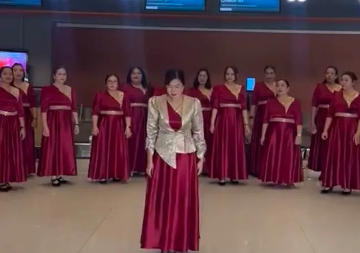 Paduan Suara Wanita Asal Kepri di Bandara Soekarno-Hatta.