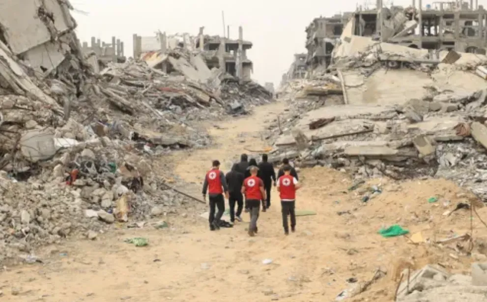 Petugas Palang Merah mencoba menemukan jenazah yang terkubur di reruntuhan Gaza.