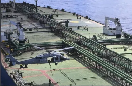 Blokade Angkatan Laut AS terhadap tanker di Selat Hormuz.