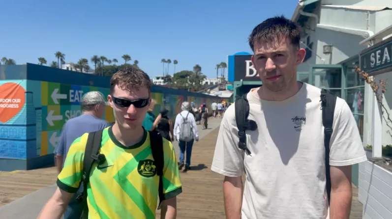 Chris O'Flynn (kiri) dan Robert McNamara (kanan), pendukung tim nasional Inggris.