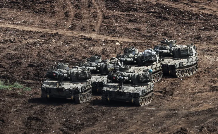Pergerakan kendaraan militer dan tank Israel terlihat di sekitar desa al-Aadaissah dekat perbatasan Lebanon-Israel pada 13 Mei 2026.