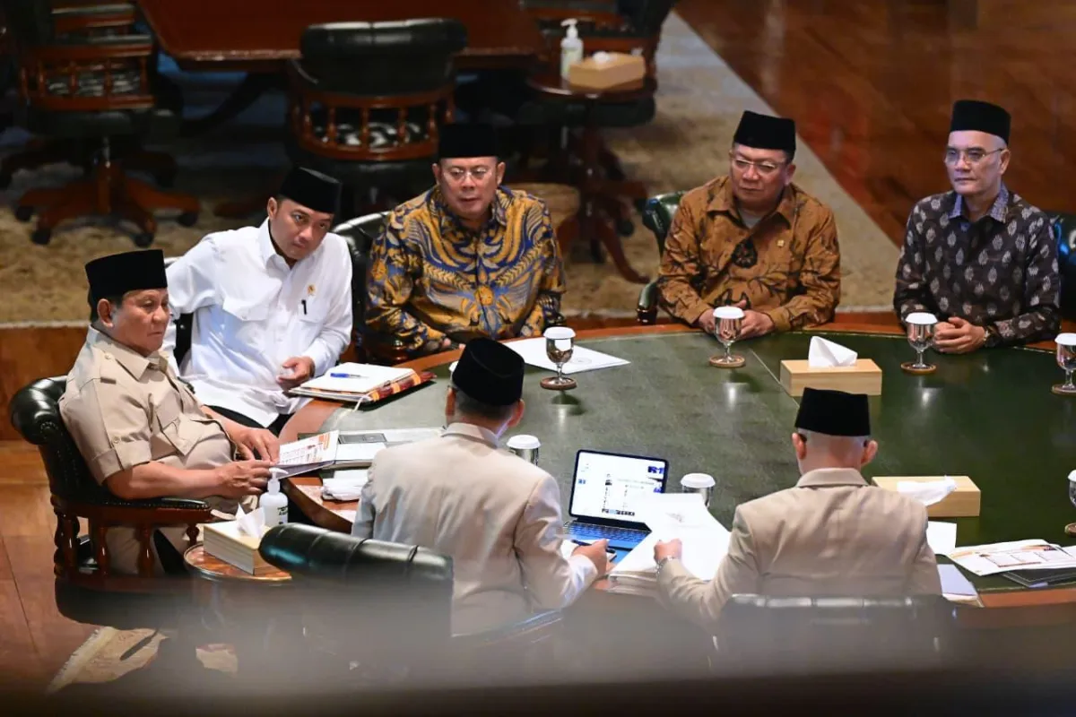 Presiden Prabowo Subianto menerima Menteri dan Wakil Menteri Haji dan Umrah beserta pimpinan DPR RI.