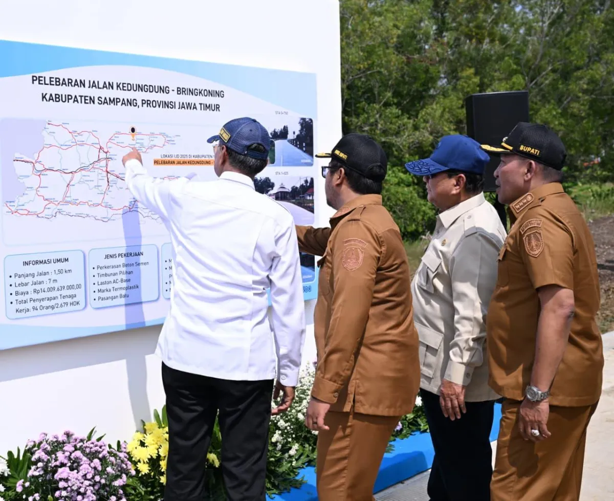 Presiden Prabowo terlebih dahulu menerima penjelasan panel dari Menteri Pekerjaan Umum (PU) Dody Hanggodo.