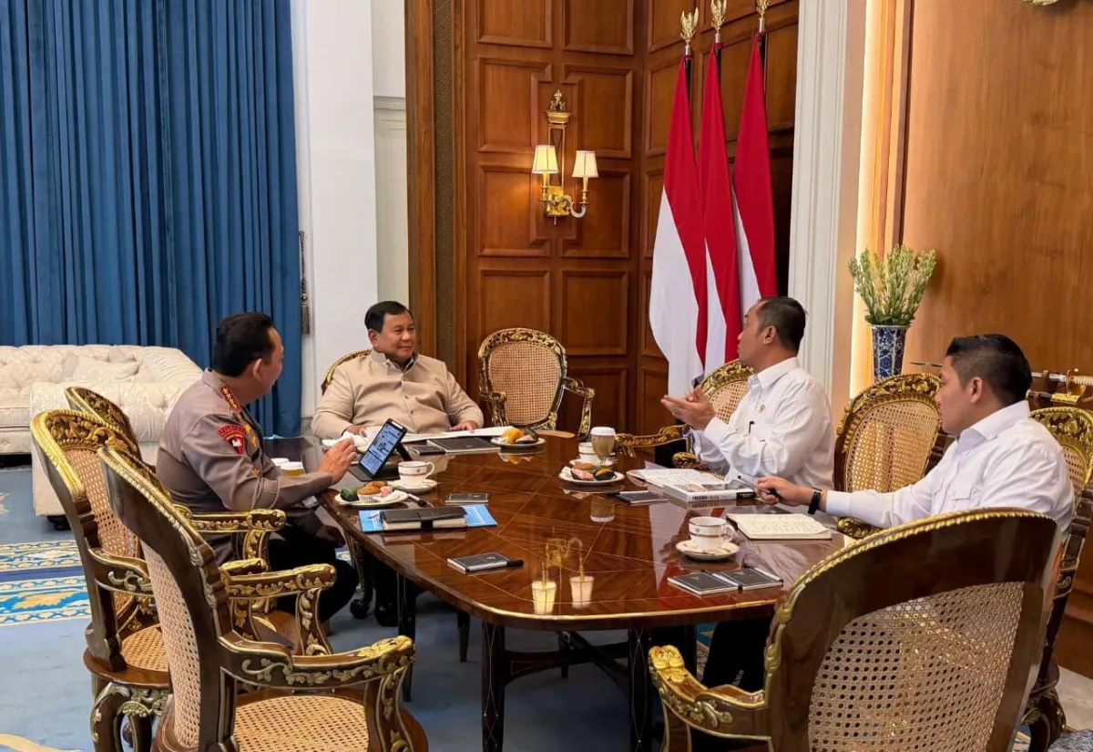 Prabowo Subianto menerima Kepala Kepolisian Negara Republik Indonesia Jenderal Polisi Listyo Sigit Prabowo di Istana Merdeka, Jakarta.