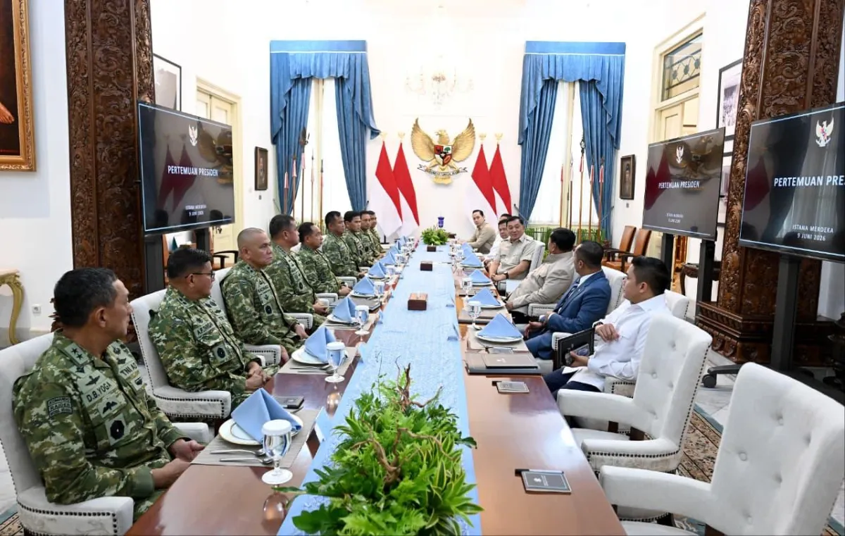 Presiden Prabowo Subianto menerima Panglima TNI Jenderal TNI Agus Subiyanto dan para kepala staf.