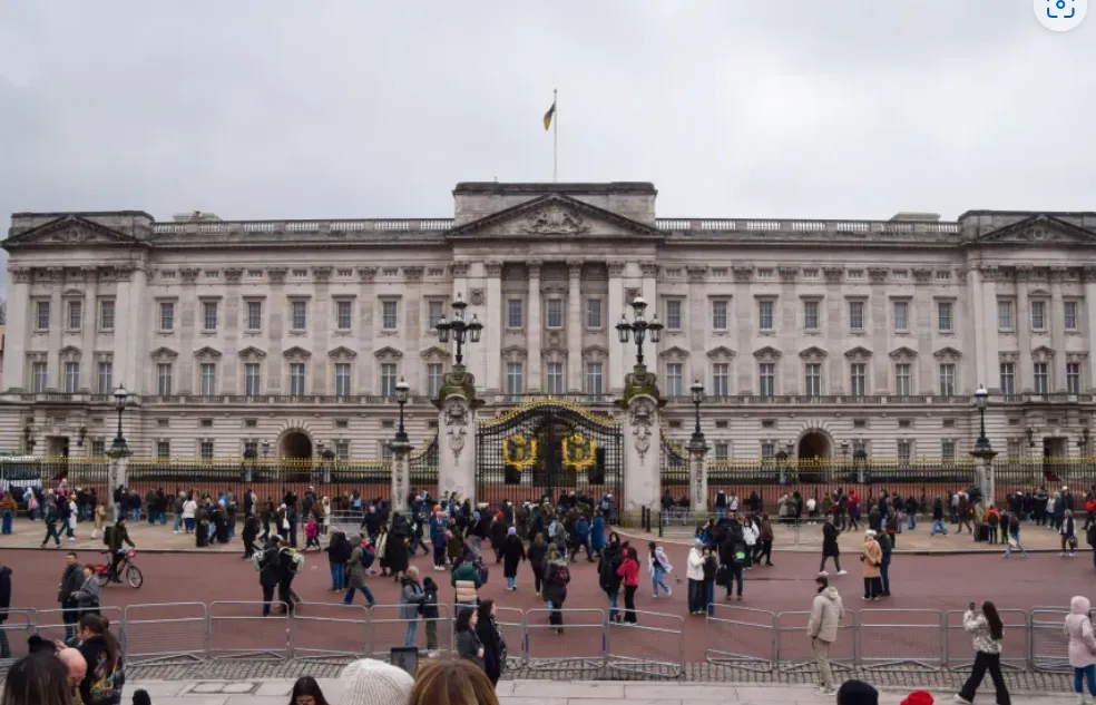 Pemandangan umum Istana Buckingham dengan para turis berkumpul di luar pada tanggal 19 Februari 2026.