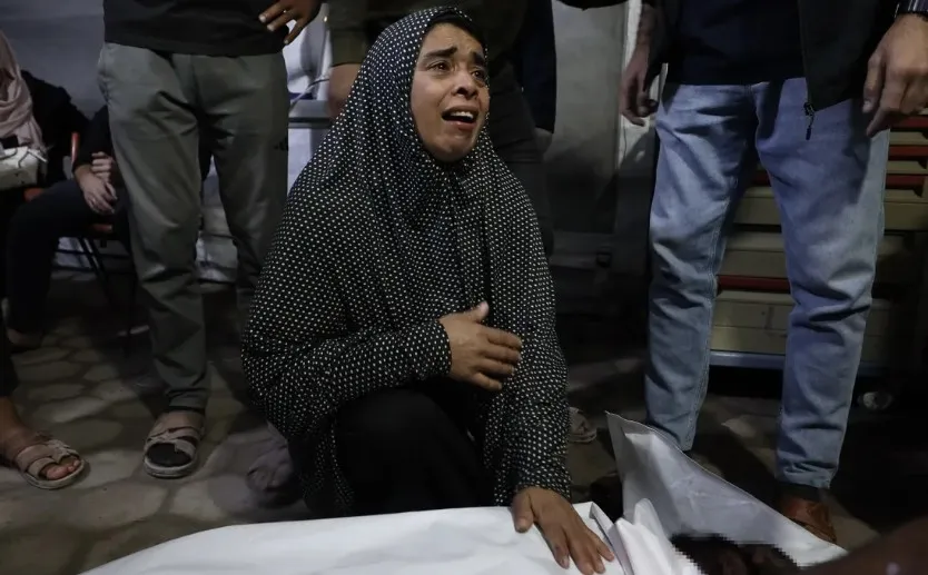 Seorang ibu Palestina menangisi kematian anaknya, korban aksi genosida oleh  Zionis Israel di Gaza.
