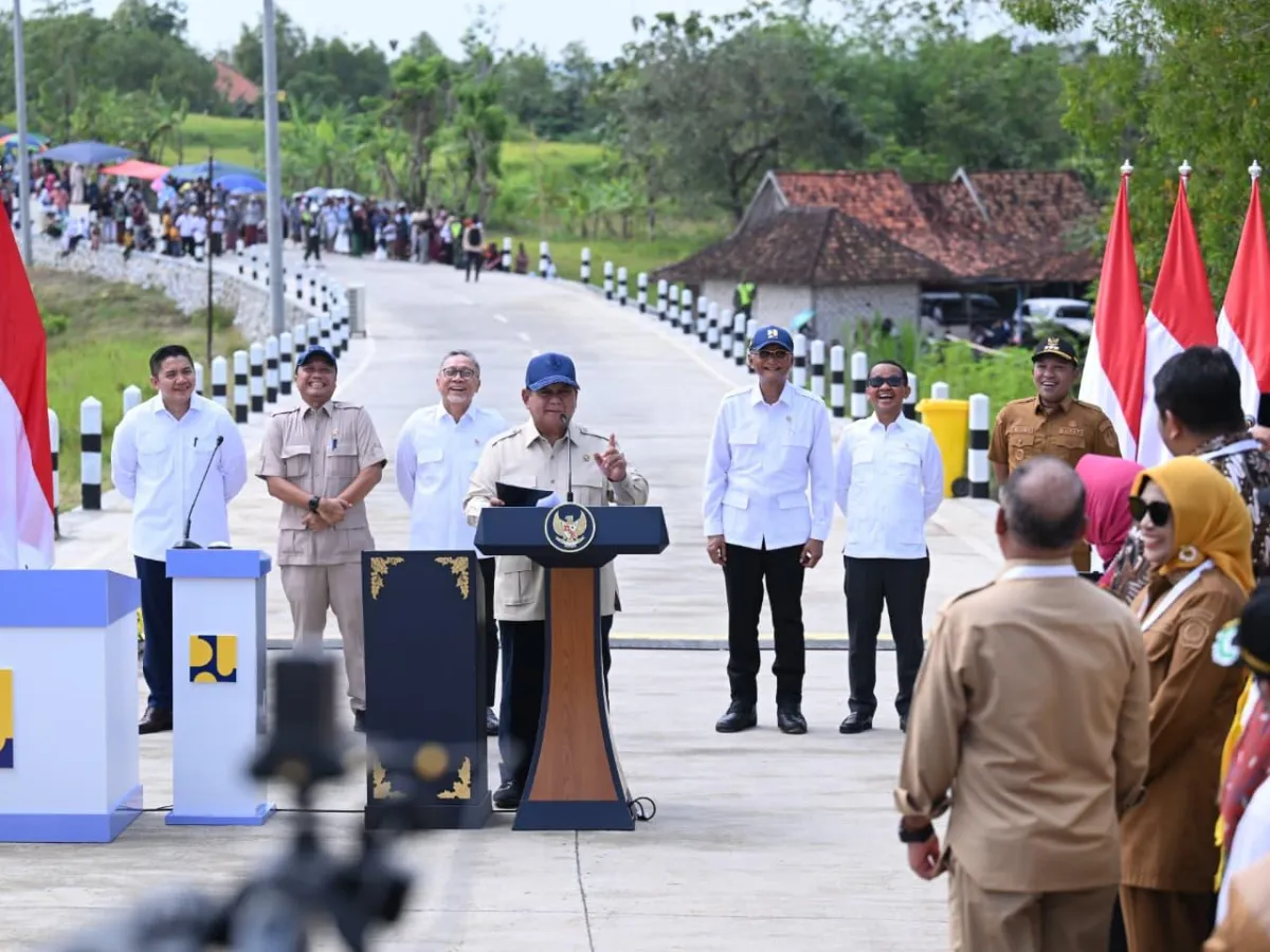 Kepala Negara saat meresmikan 1.151 kilometer jalan hasil pelaksanaan Instruksi Presiden Jalan Daerah (IJD).