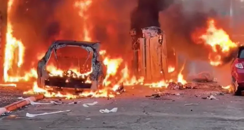 Mobil-mobil dan rumah dibakar dalam kerusuhan di Irlandia Utara.
