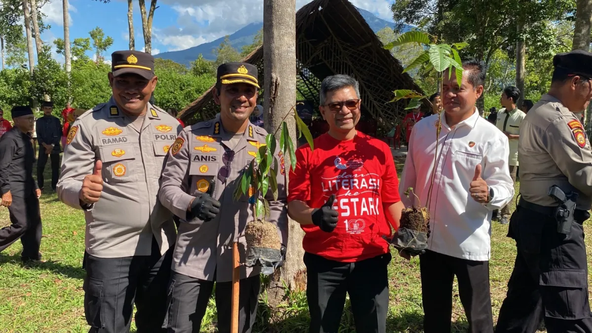 Sekjen Kementerian Luar Negeri Lakukan Penanaman Pohon IMLF-4 di Tabiang Barasok Kota Bukittinggi