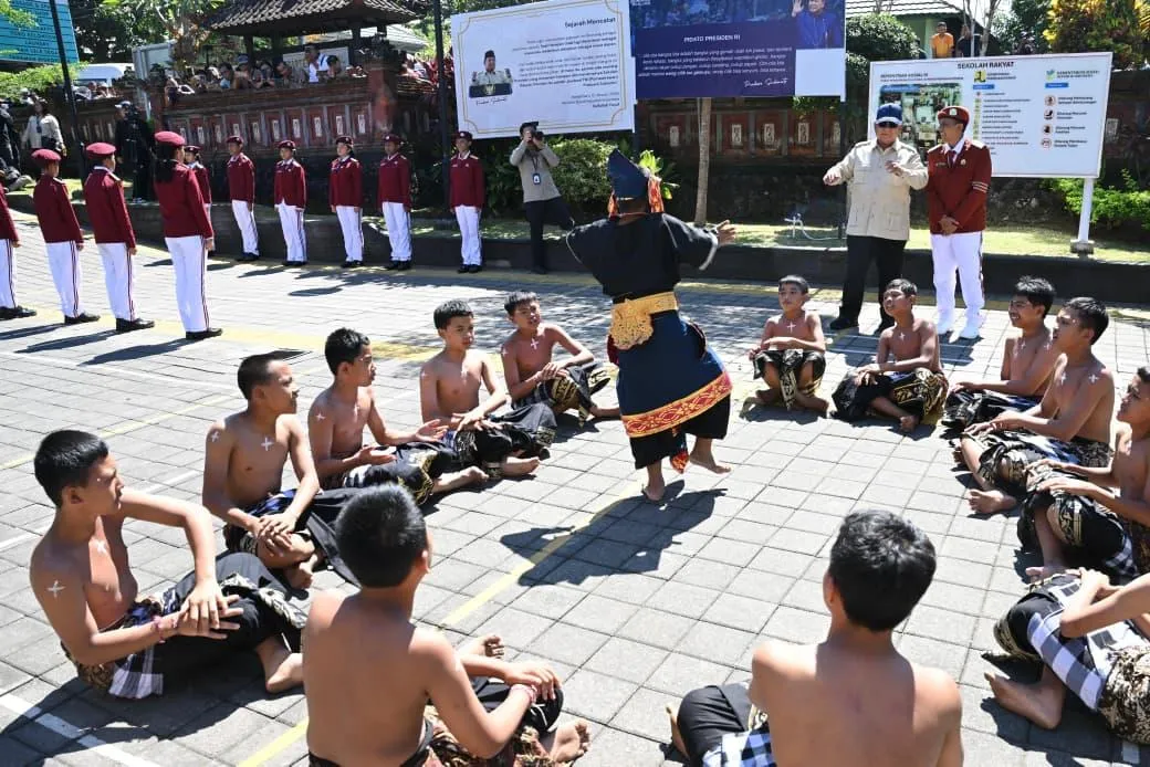 Presiden Prabowo Subianto meninjau Sekolah Rakyat Menengah Pertama (SRMP) 17 Tabanan, Bali, pada Minggu, 7 Juni 2026.