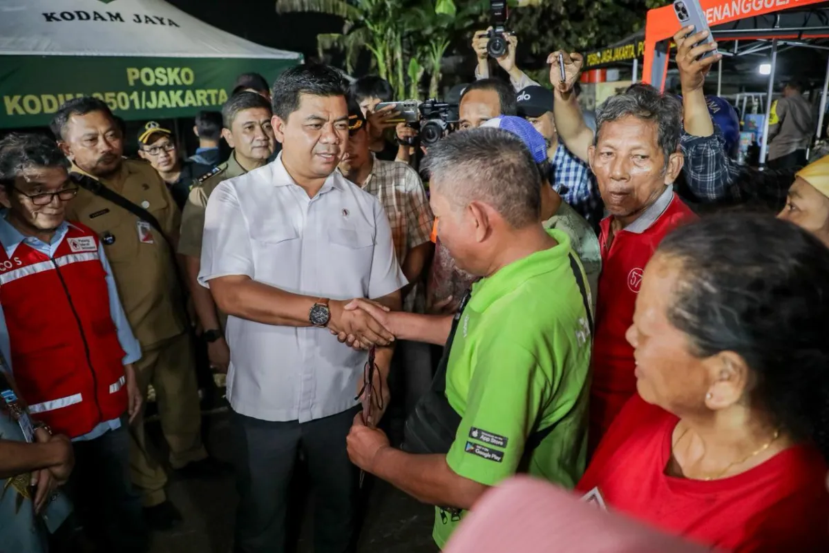 Juri Ardiantoro meninjau posko pengungsian korban kebakaran Kemayoran Gempol.